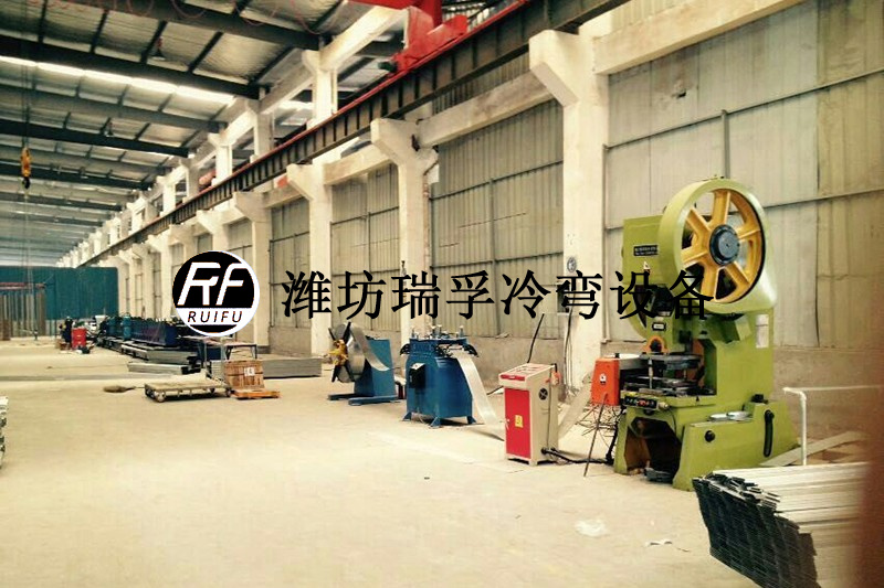 橋架連接片設備—開卷校平獨立式（shì）.jpg
