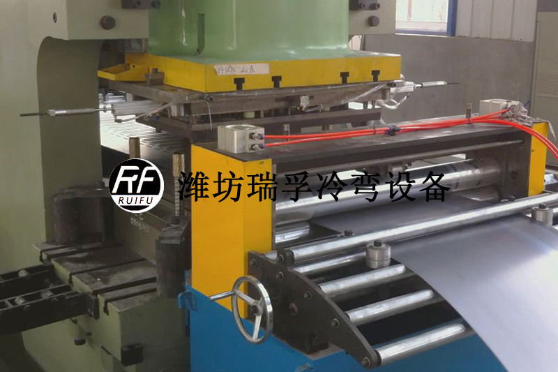 1 托盤式電纜橋架設備—衝床衝壓.jpg