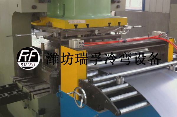 托盤式電纜橋（qiáo）架設備—衝床（chuáng）衝壓